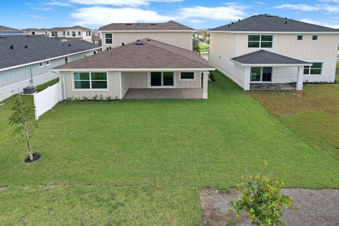 Под контрактом: $569,000 (3 спален, 2 ванн, 2179 Квадратных фут)