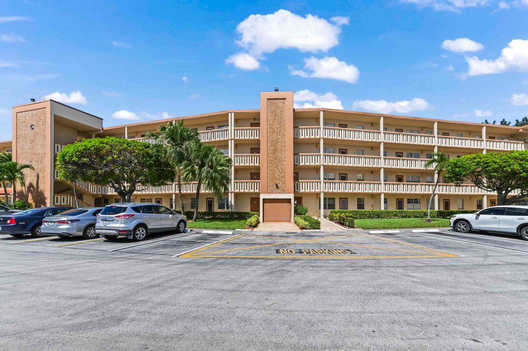 合同活跃: $1,800 (2 贝兹, 2 浴室, 896 平方英尺)