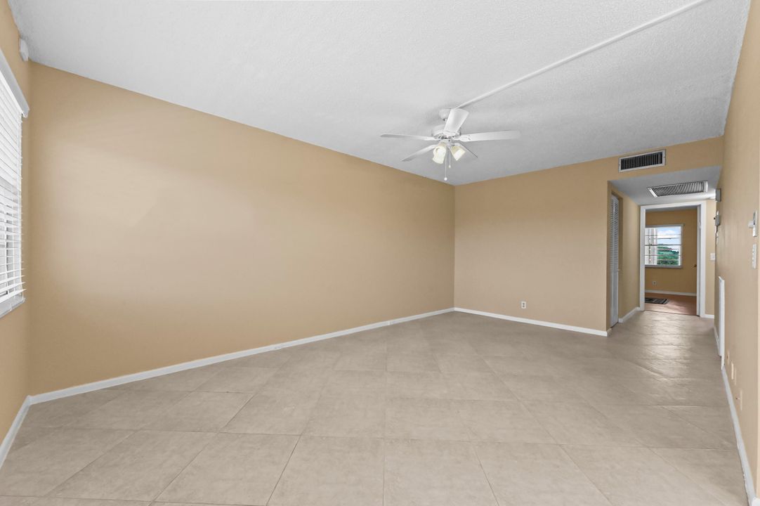 合同活跃: $1,800 (2 贝兹, 2 浴室, 896 平方英尺)