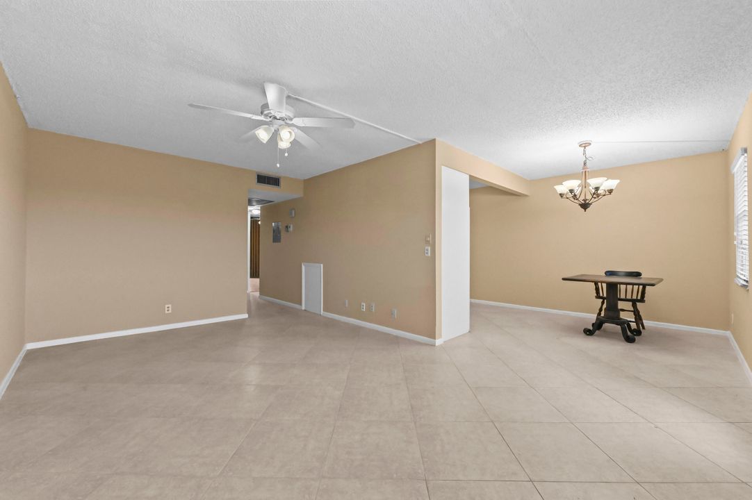 合同活跃: $1,800 (2 贝兹, 2 浴室, 896 平方英尺)