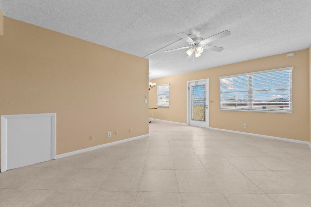 合同活跃: $1,800 (2 贝兹, 2 浴室, 896 平方英尺)