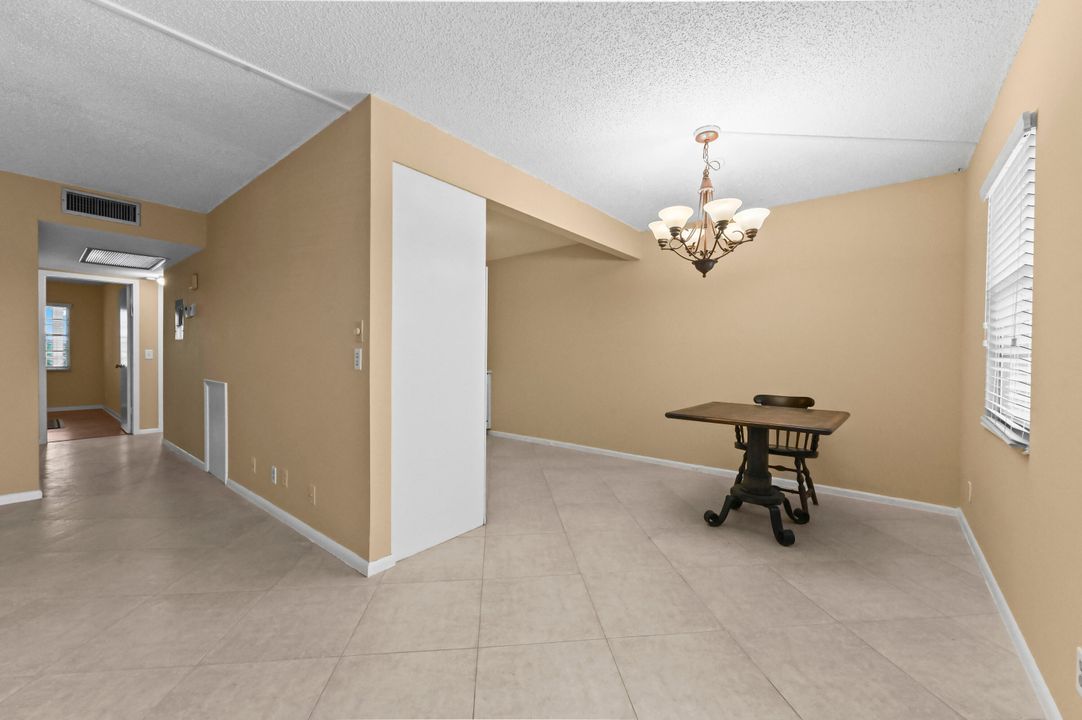 合同活跃: $1,800 (2 贝兹, 2 浴室, 896 平方英尺)