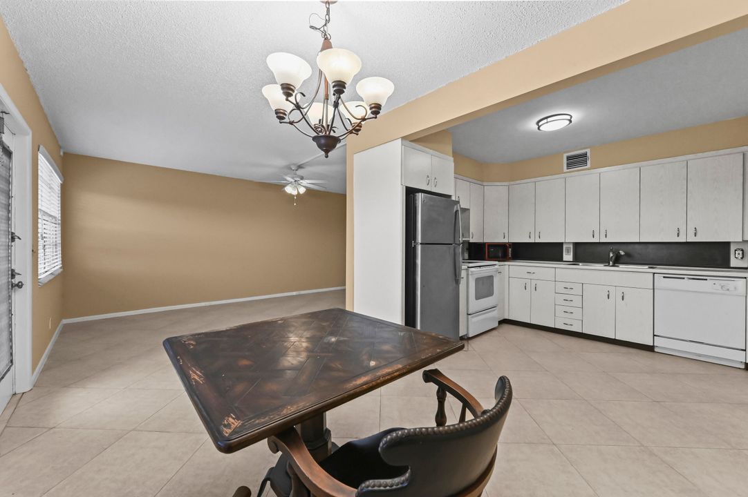 合同活跃: $1,800 (2 贝兹, 2 浴室, 896 平方英尺)