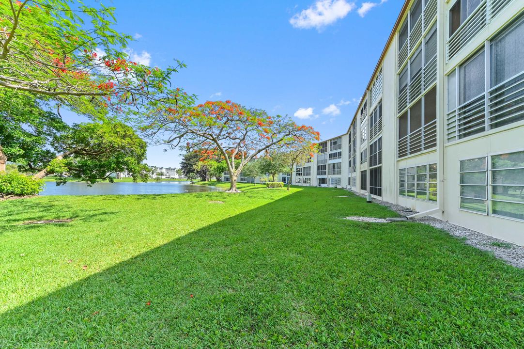 合同活跃: $1,800 (2 贝兹, 2 浴室, 896 平方英尺)