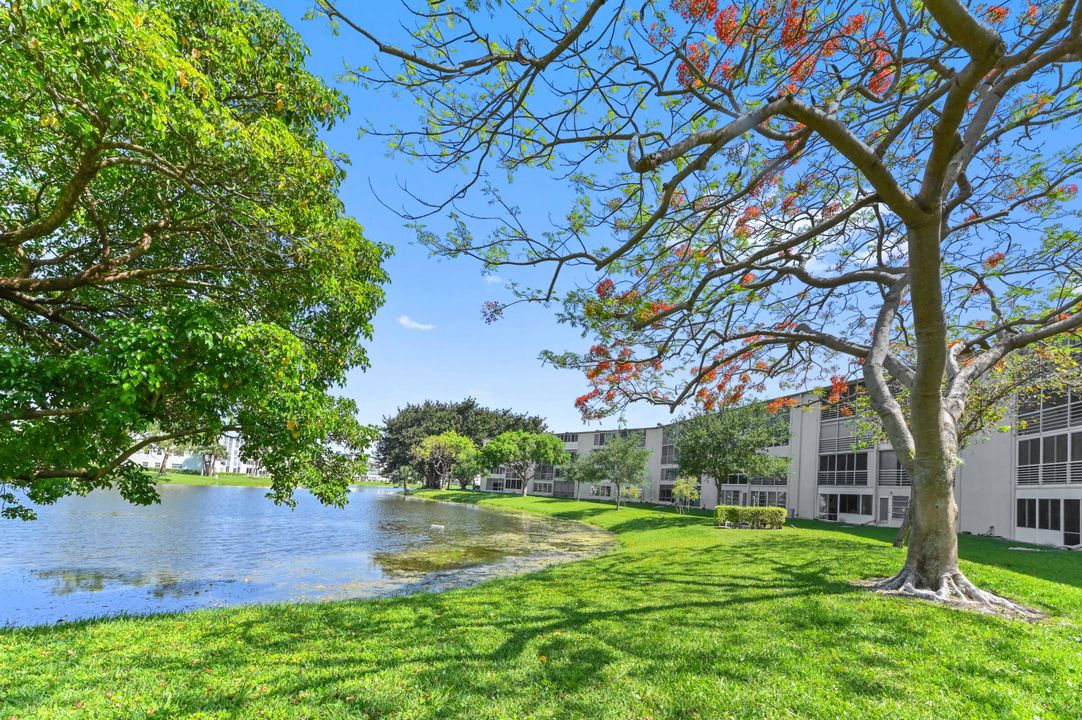 合同活跃: $1,800 (2 贝兹, 2 浴室, 896 平方英尺)