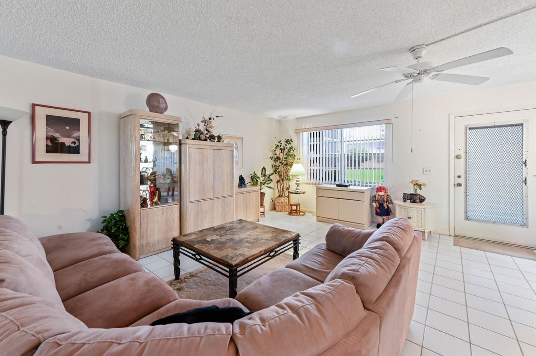 For Sale: $109,900 (2 beds, 2 baths, 907 Square Feet)