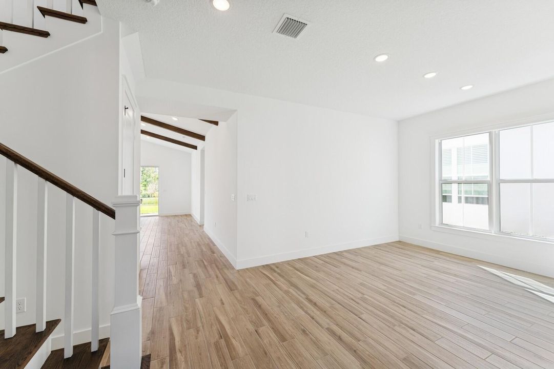 Activo con contrato: $874,995 (4 camas, 4 baños, 3152 Pies cuadrados)