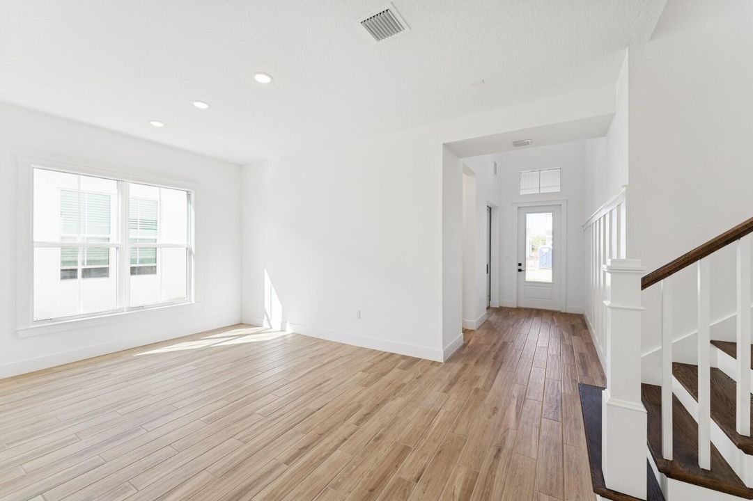 Activo con contrato: $874,995 (4 camas, 4 baños, 3152 Pies cuadrados)