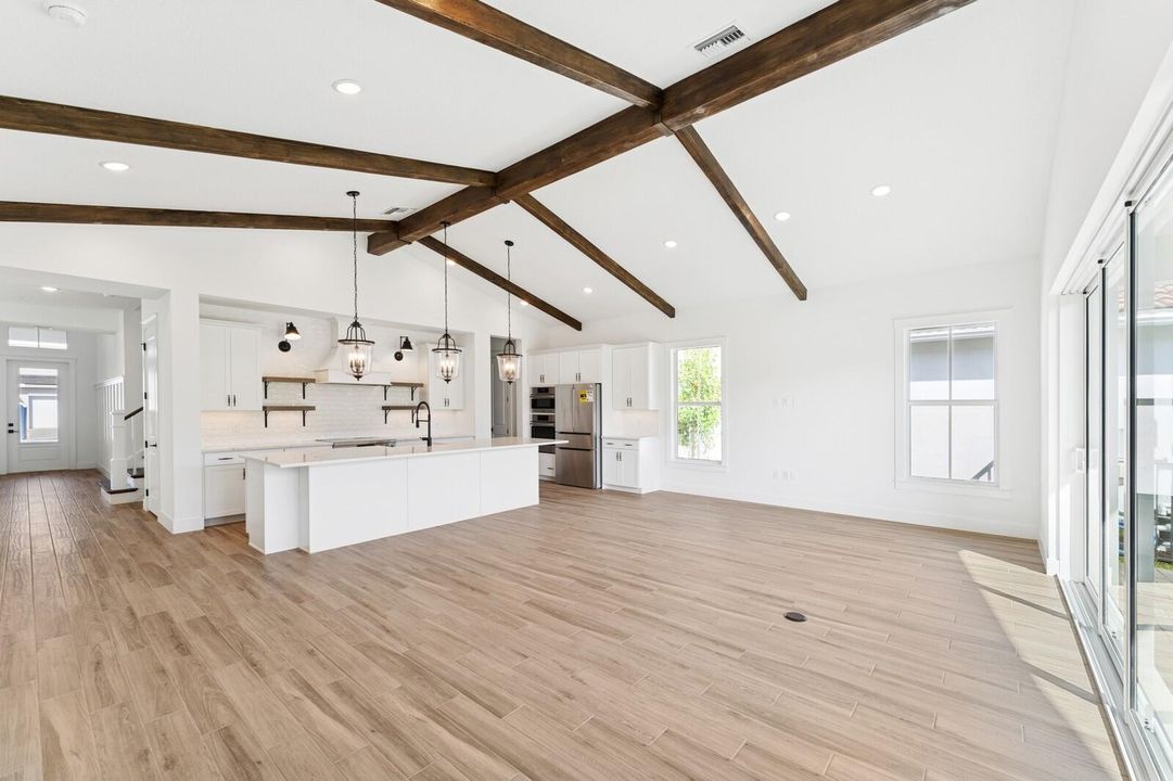 Activo con contrato: $874,995 (4 camas, 4 baños, 3152 Pies cuadrados)