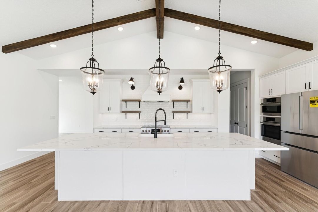 Activo con contrato: $874,995 (4 camas, 4 baños, 3152 Pies cuadrados)