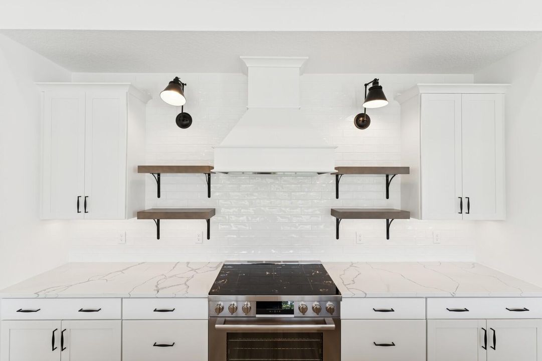 Activo con contrato: $874,995 (4 camas, 4 baños, 3152 Pies cuadrados)