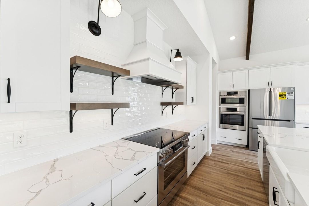 Activo con contrato: $874,995 (4 camas, 4 baños, 3152 Pies cuadrados)