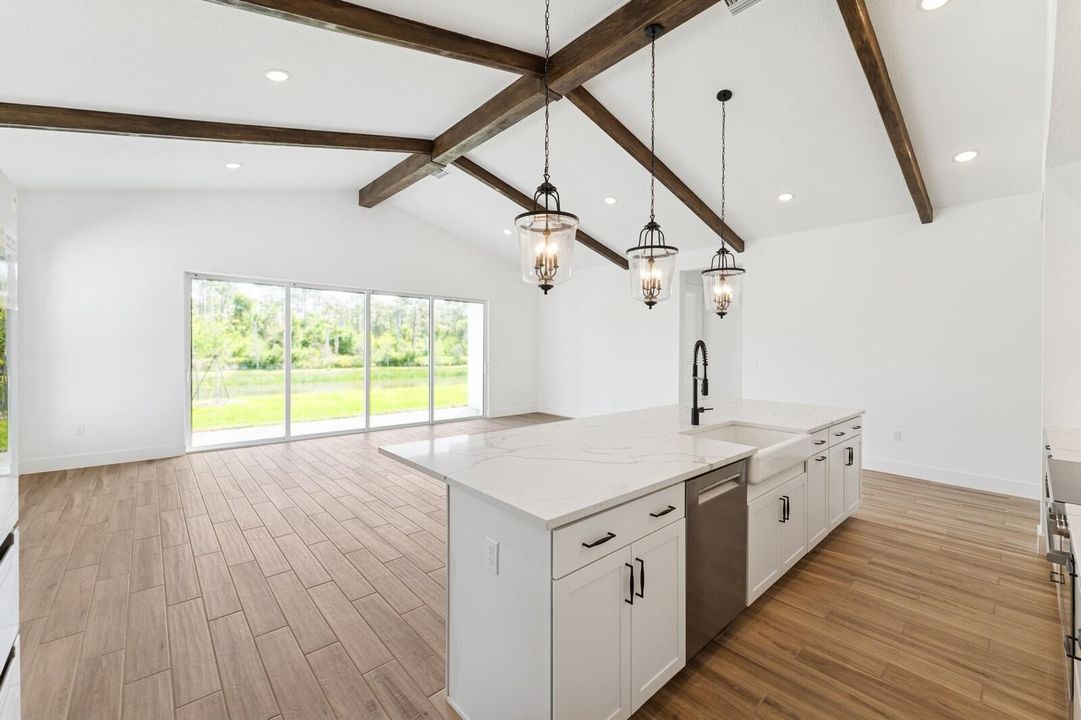 Activo con contrato: $874,995 (4 camas, 4 baños, 3152 Pies cuadrados)