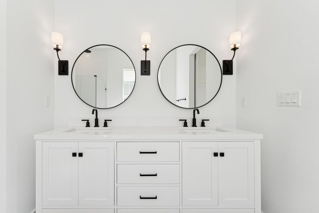 Activo con contrato: $874,995 (4 camas, 4 baños, 3152 Pies cuadrados)