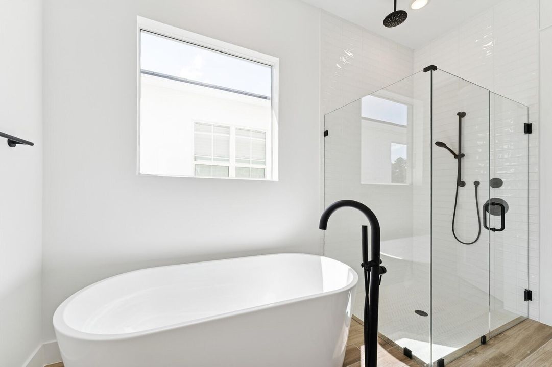 Activo con contrato: $874,995 (4 camas, 4 baños, 3152 Pies cuadrados)