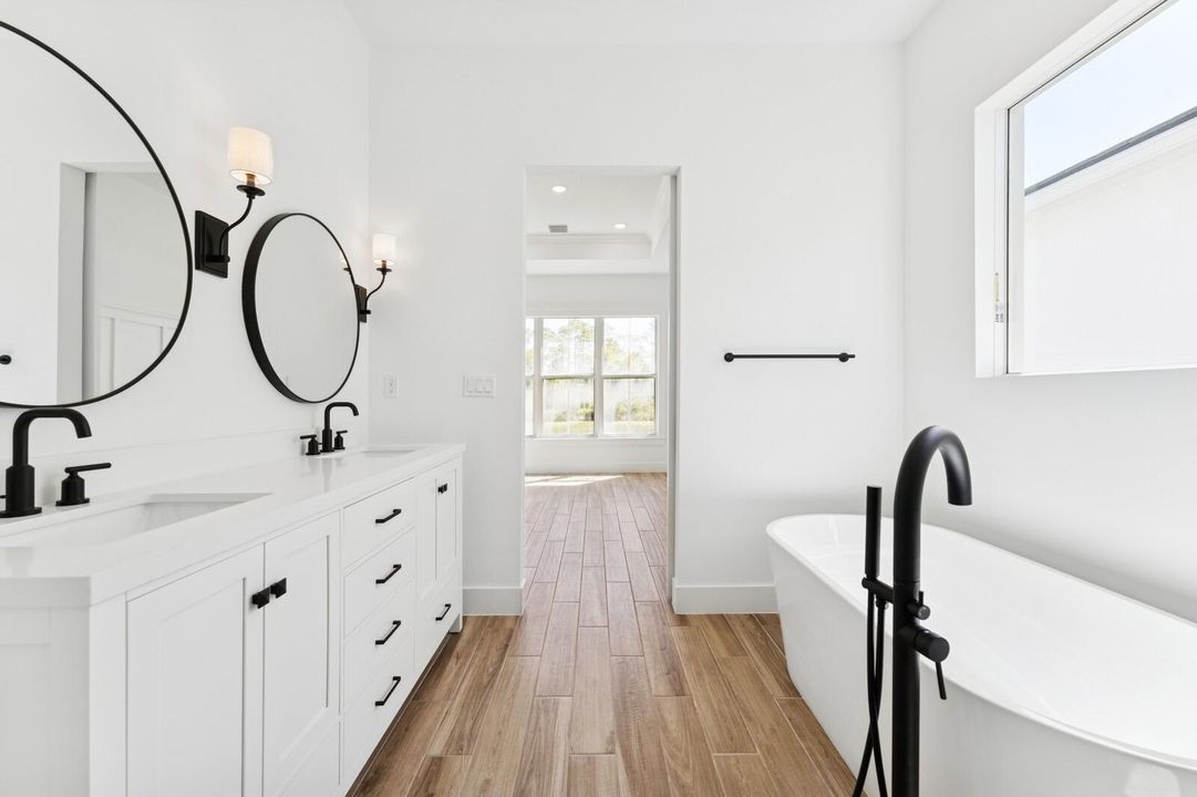 Activo con contrato: $874,995 (4 camas, 4 baños, 3152 Pies cuadrados)