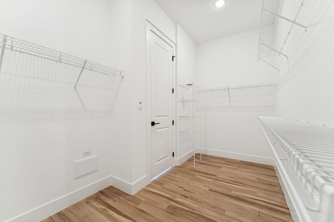 Activo con contrato: $874,995 (4 camas, 4 baños, 3152 Pies cuadrados)