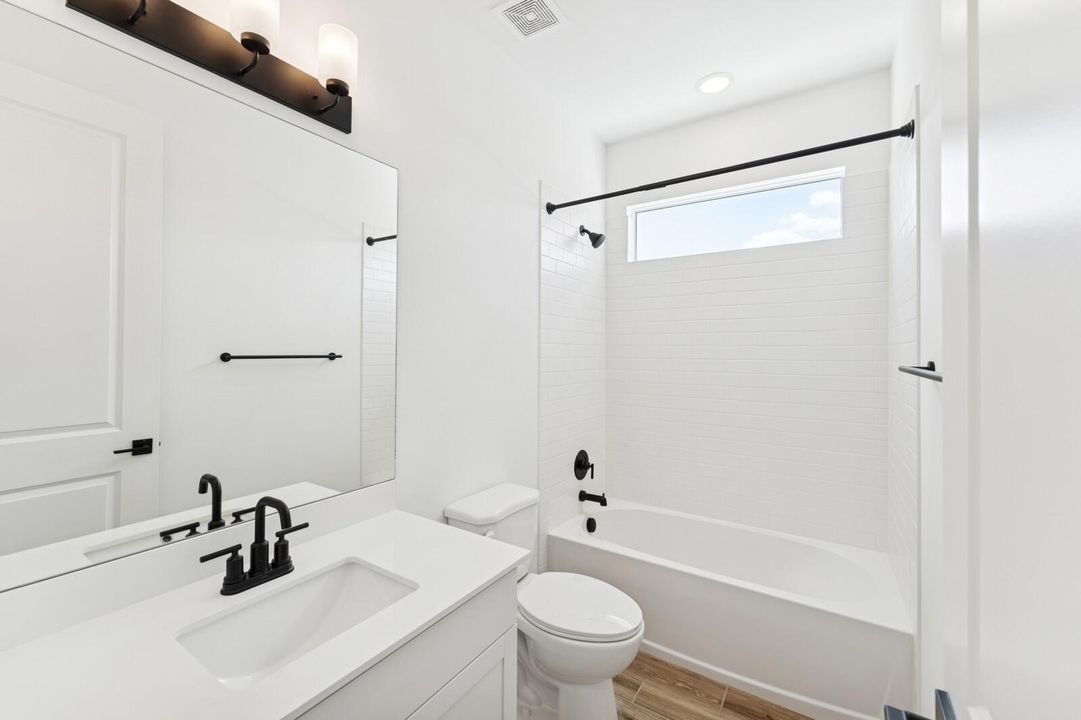 Activo con contrato: $874,995 (4 camas, 4 baños, 3152 Pies cuadrados)