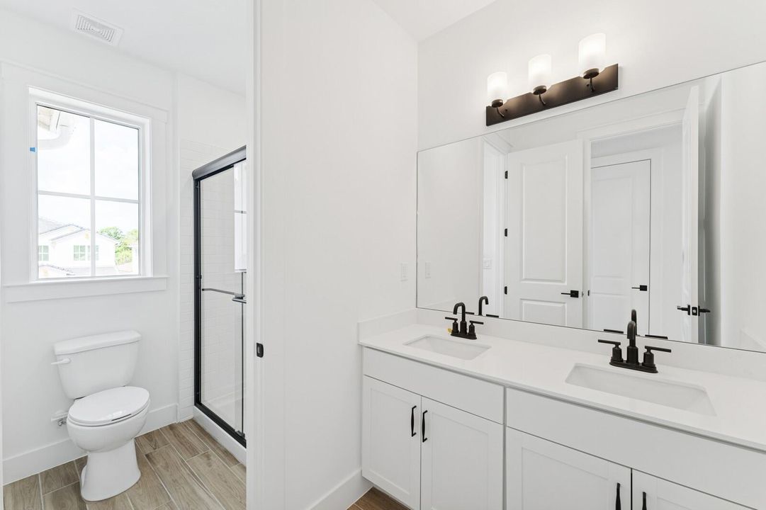 Activo con contrato: $874,995 (4 camas, 4 baños, 3152 Pies cuadrados)