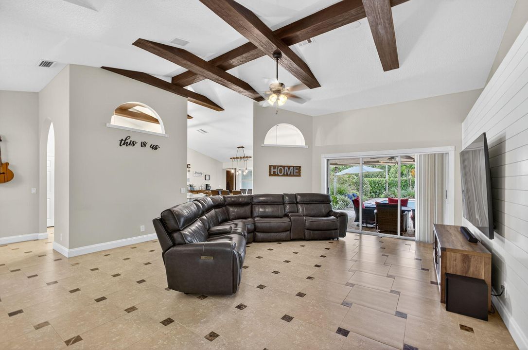 合同活跃: $895,000 (5 贝兹, 3 浴室, 2718 平方英尺)