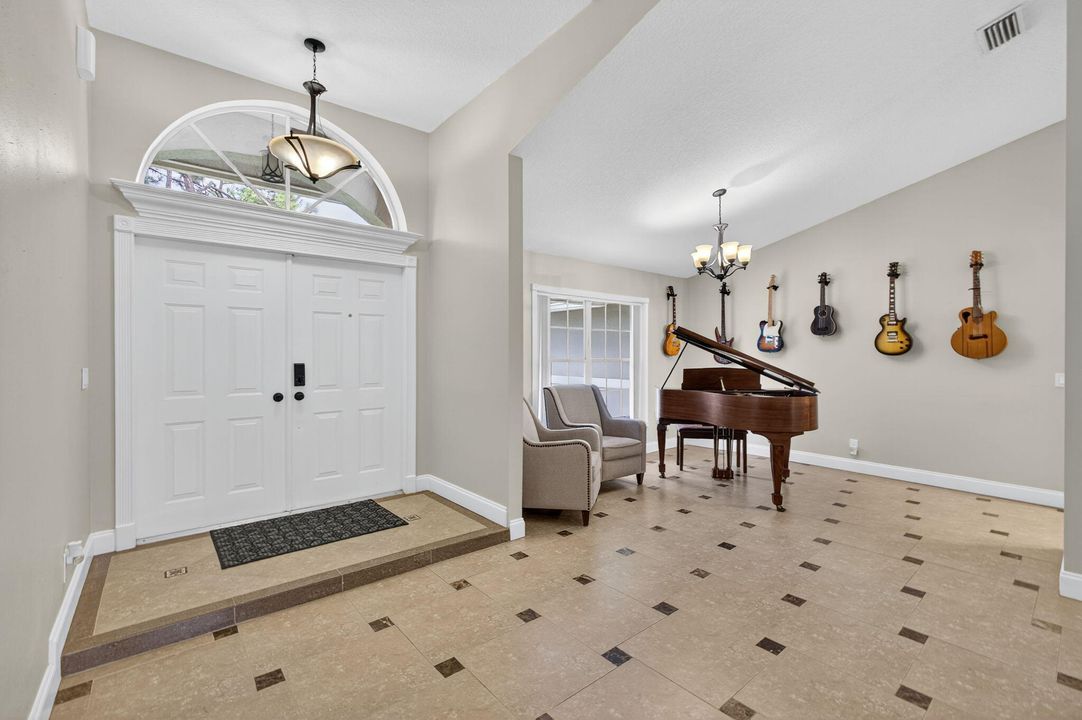 合同活跃: $895,000 (5 贝兹, 3 浴室, 2718 平方英尺)