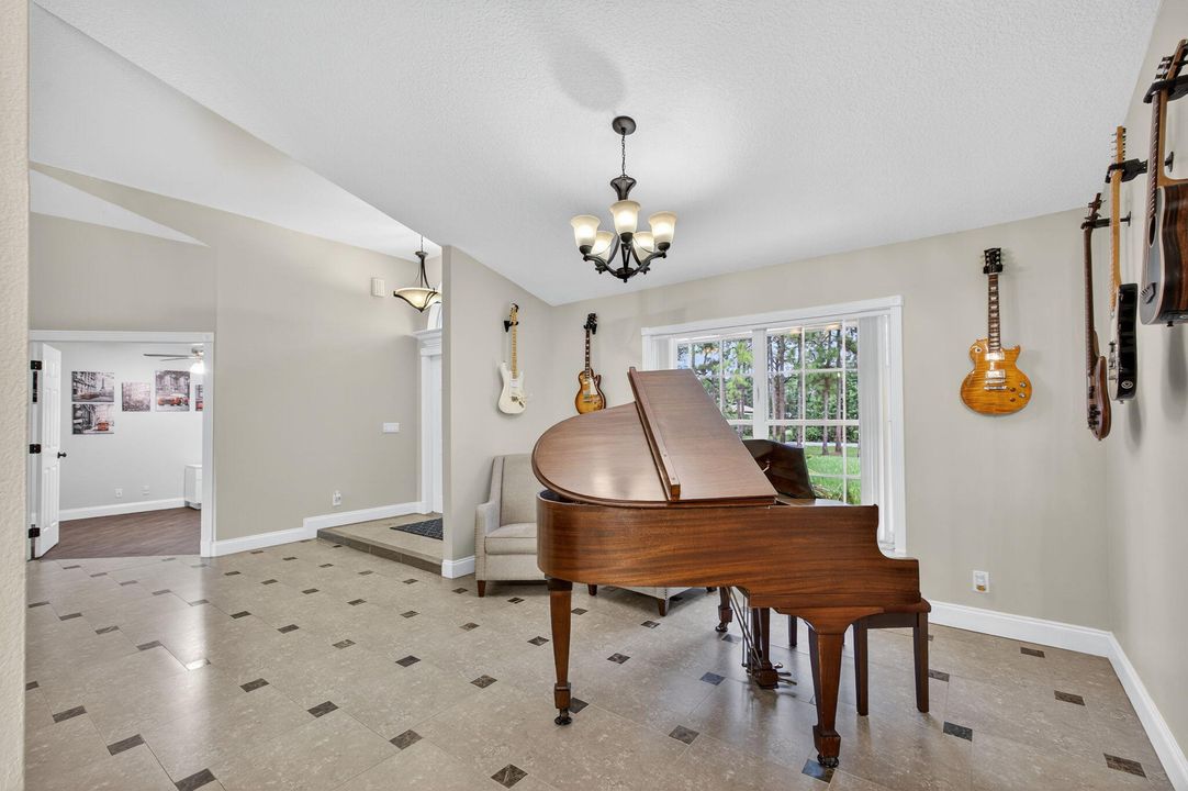 合同活跃: $895,000 (5 贝兹, 3 浴室, 2718 平方英尺)