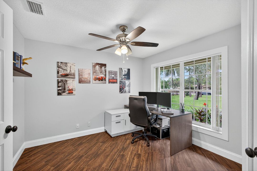 合同活跃: $895,000 (5 贝兹, 3 浴室, 2718 平方英尺)