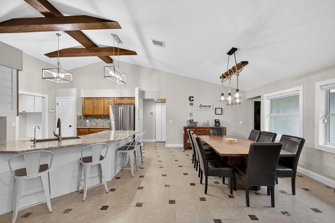 合同活跃: $895,000 (5 贝兹, 3 浴室, 2718 平方英尺)