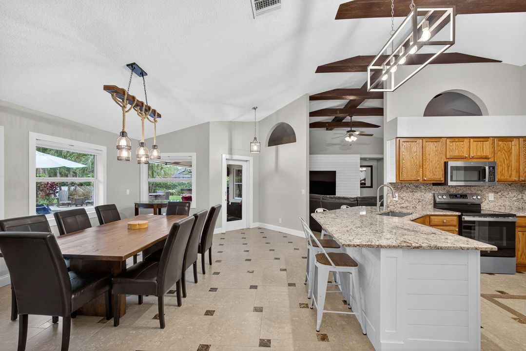 合同活跃: $895,000 (5 贝兹, 3 浴室, 2718 平方英尺)