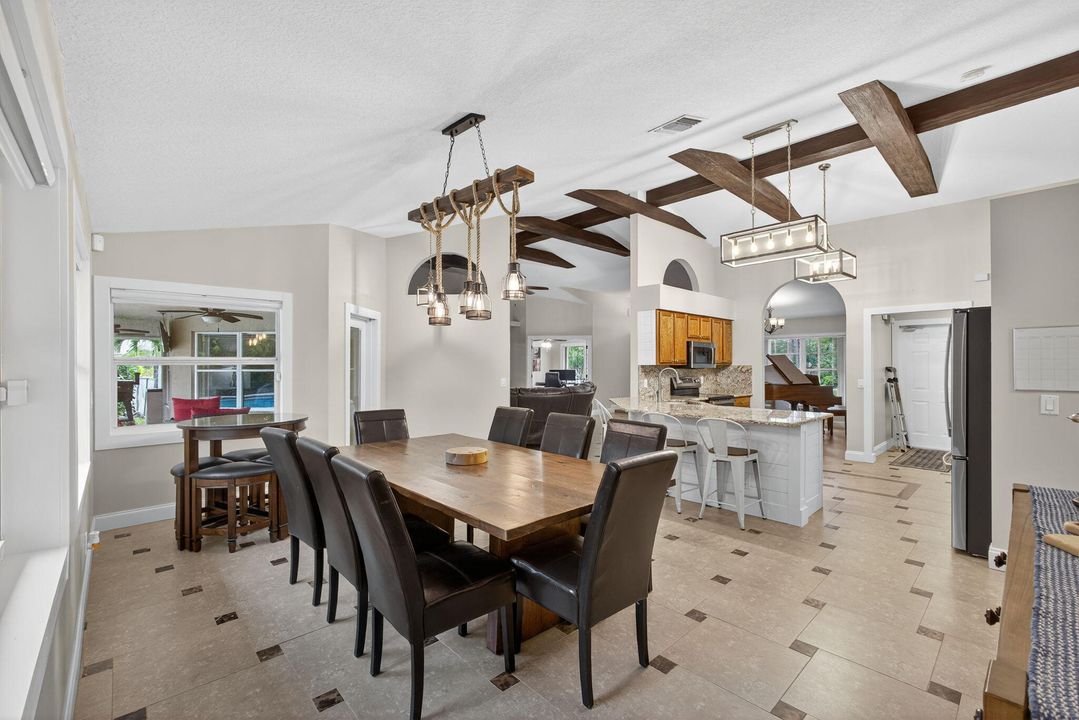 合同活跃: $895,000 (5 贝兹, 3 浴室, 2718 平方英尺)