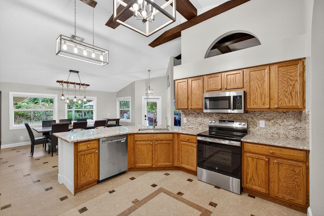 合同活跃: $895,000 (5 贝兹, 3 浴室, 2718 平方英尺)