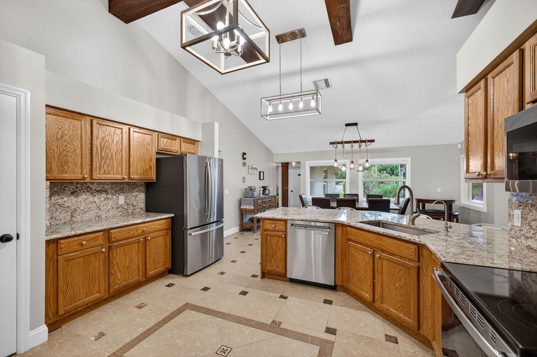 合同活跃: $895,000 (5 贝兹, 3 浴室, 2718 平方英尺)