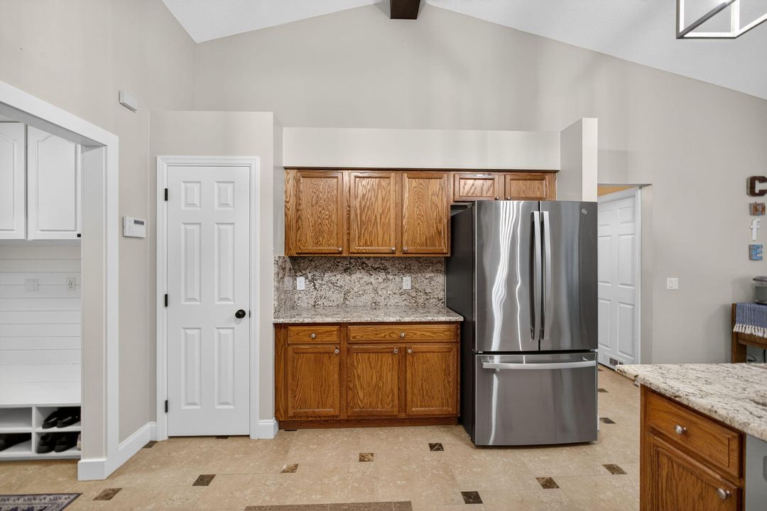 合同活跃: $895,000 (5 贝兹, 3 浴室, 2718 平方英尺)