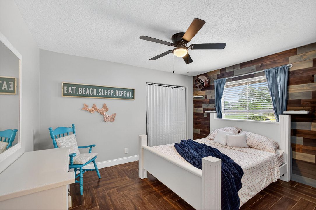 合同活跃: $895,000 (5 贝兹, 3 浴室, 2718 平方英尺)