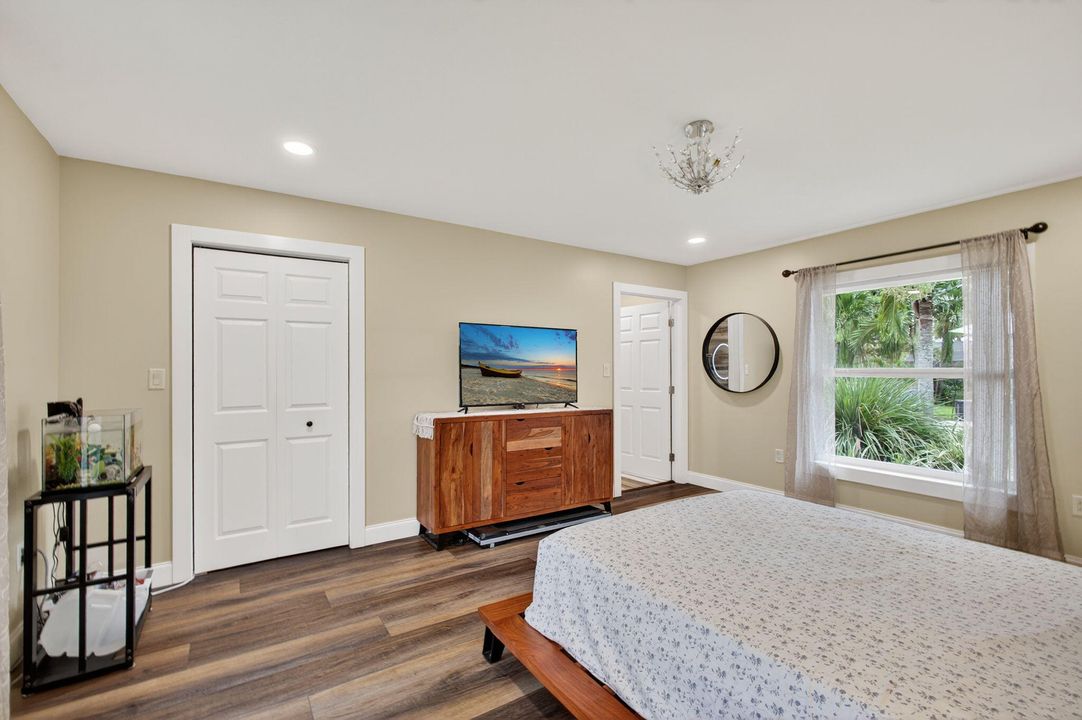 合同活跃: $895,000 (5 贝兹, 3 浴室, 2718 平方英尺)