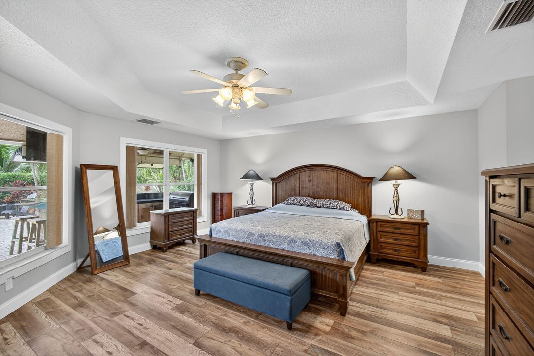 合同活跃: $895,000 (5 贝兹, 3 浴室, 2718 平方英尺)