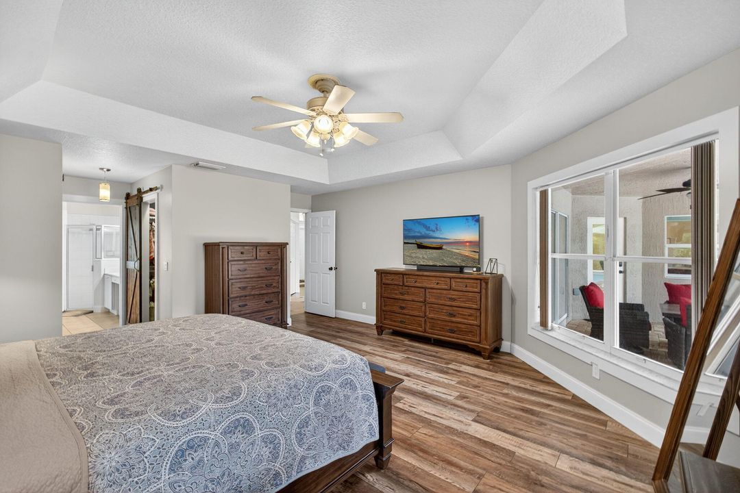 合同活跃: $895,000 (5 贝兹, 3 浴室, 2718 平方英尺)