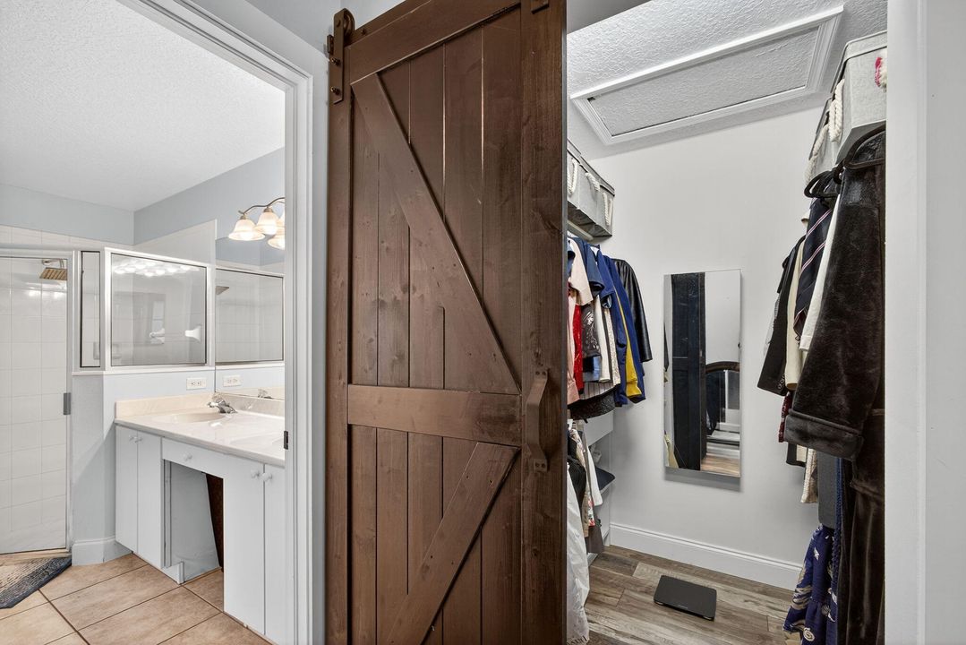 合同活跃: $895,000 (5 贝兹, 3 浴室, 2718 平方英尺)