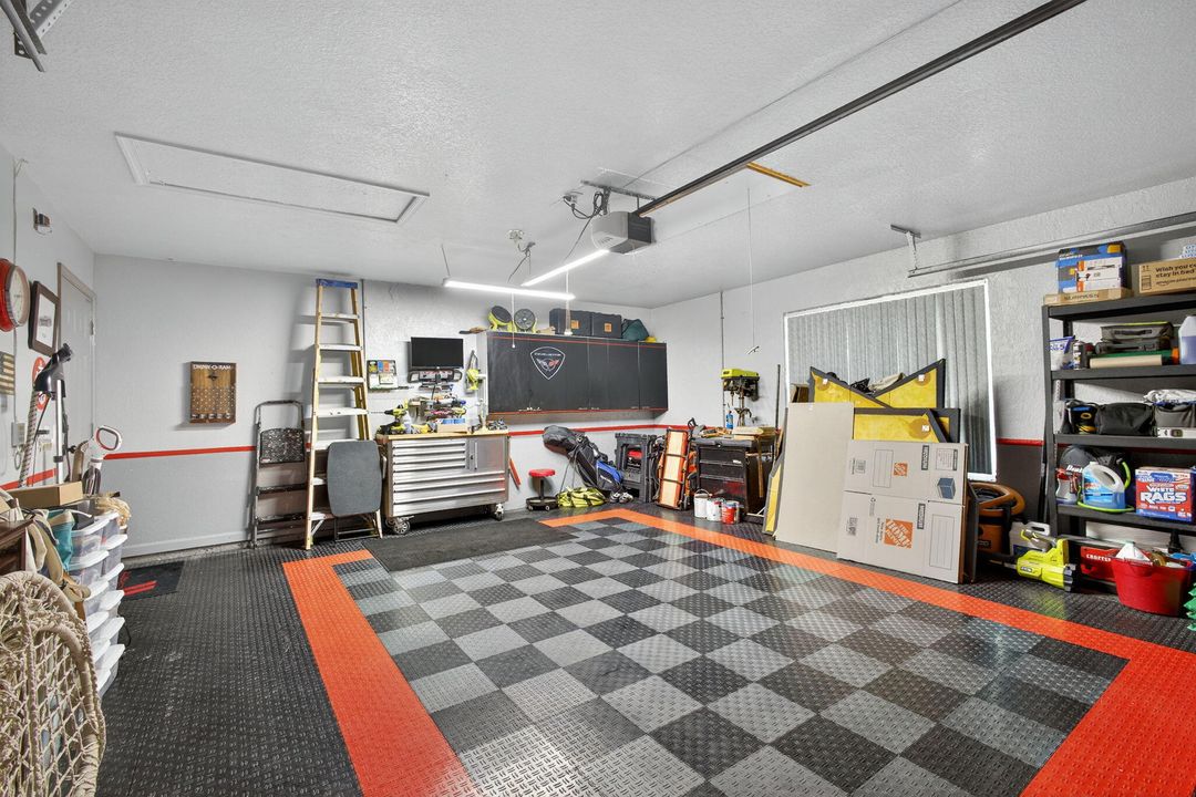 合同活跃: $895,000 (5 贝兹, 3 浴室, 2718 平方英尺)