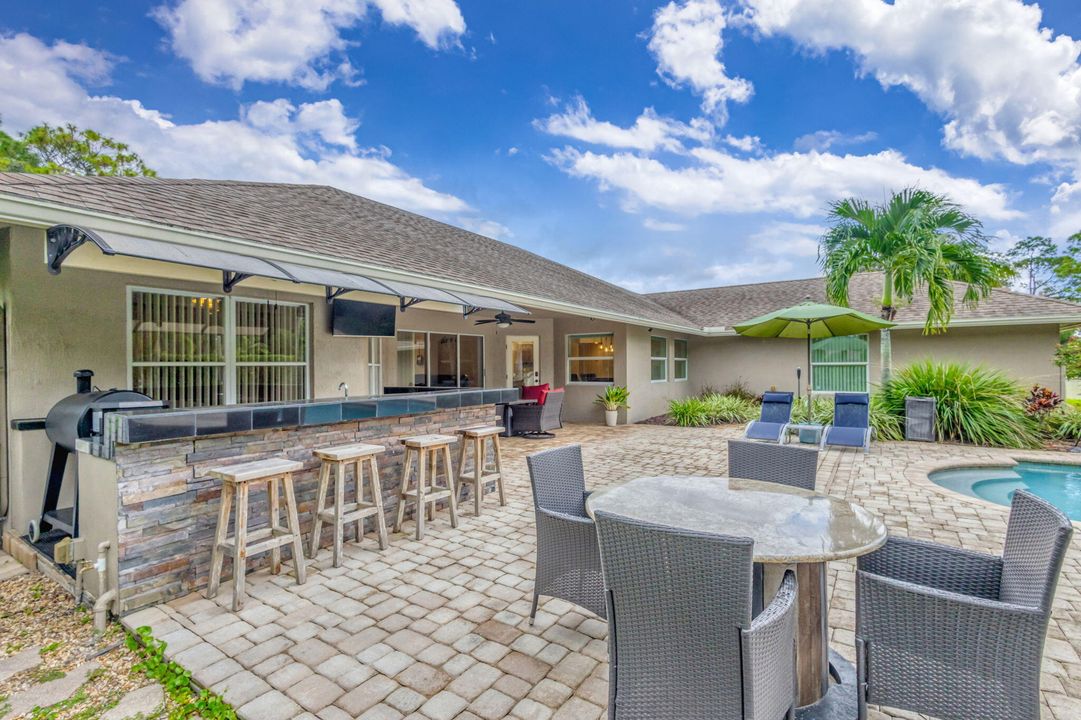 合同活跃: $895,000 (5 贝兹, 3 浴室, 2718 平方英尺)