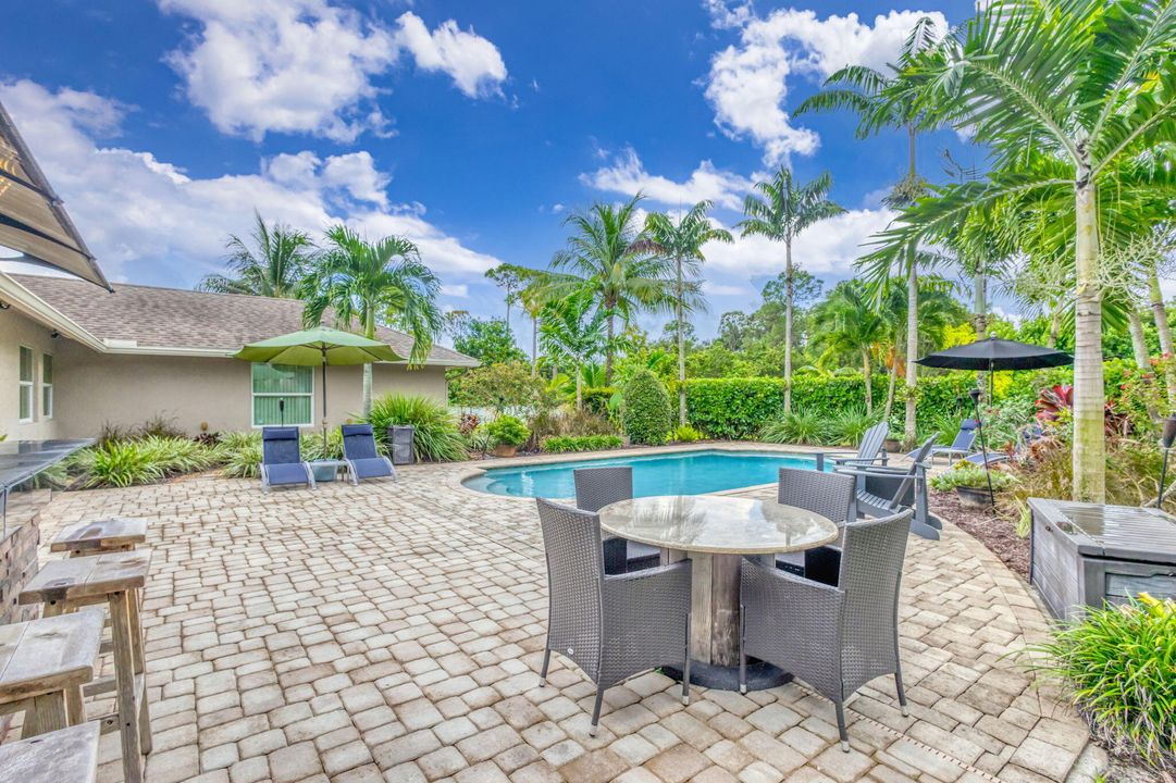 合同活跃: $895,000 (5 贝兹, 3 浴室, 2718 平方英尺)