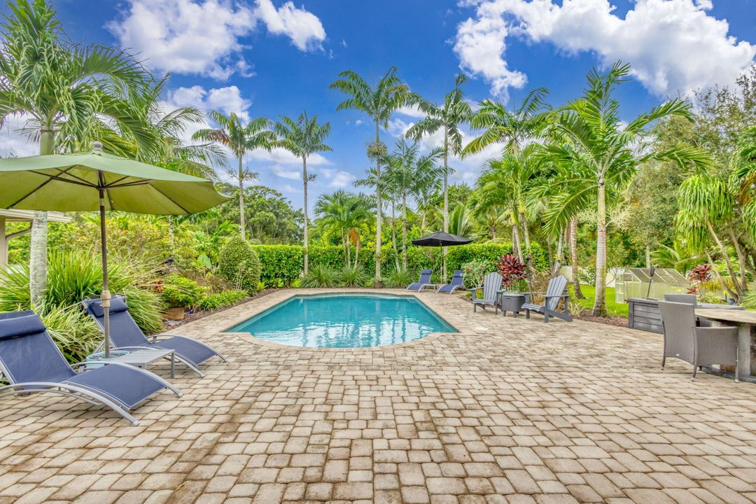 合同活跃: $895,000 (5 贝兹, 3 浴室, 2718 平方英尺)