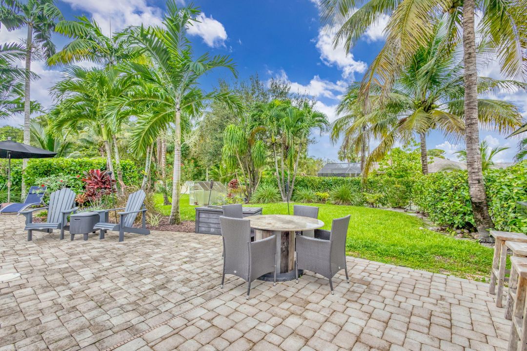 合同活跃: $895,000 (5 贝兹, 3 浴室, 2718 平方英尺)