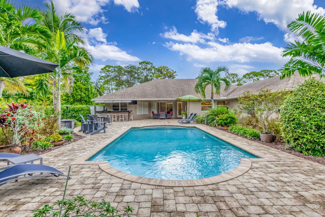 合同活跃: $895,000 (5 贝兹, 3 浴室, 2718 平方英尺)