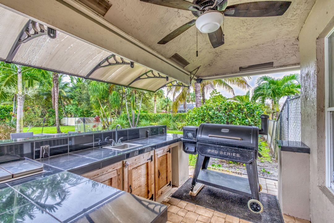 合同活跃: $895,000 (5 贝兹, 3 浴室, 2718 平方英尺)