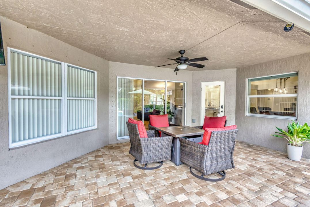 合同活跃: $895,000 (5 贝兹, 3 浴室, 2718 平方英尺)