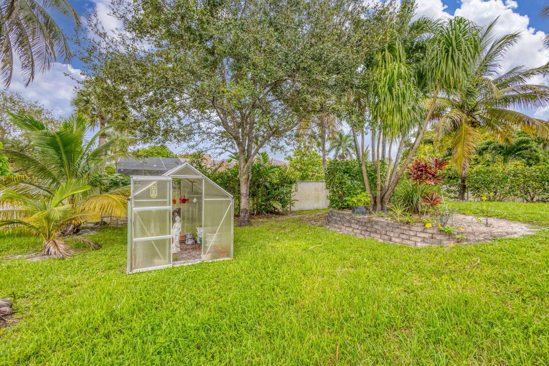 合同活跃: $895,000 (5 贝兹, 3 浴室, 2718 平方英尺)