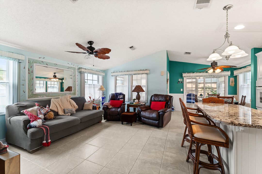 For Sale: $385,000 (2 beds, 1 baths, 1012 Square Feet)