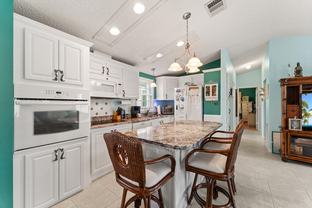 For Sale: $385,000 (2 beds, 1 baths, 1012 Square Feet)