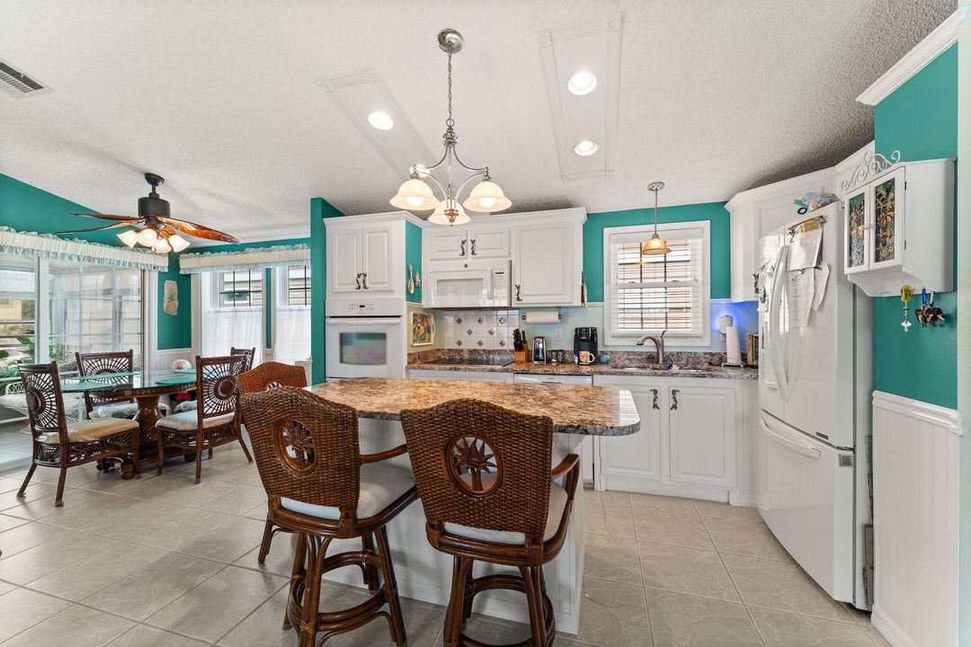 For Sale: $385,000 (2 beds, 1 baths, 1012 Square Feet)